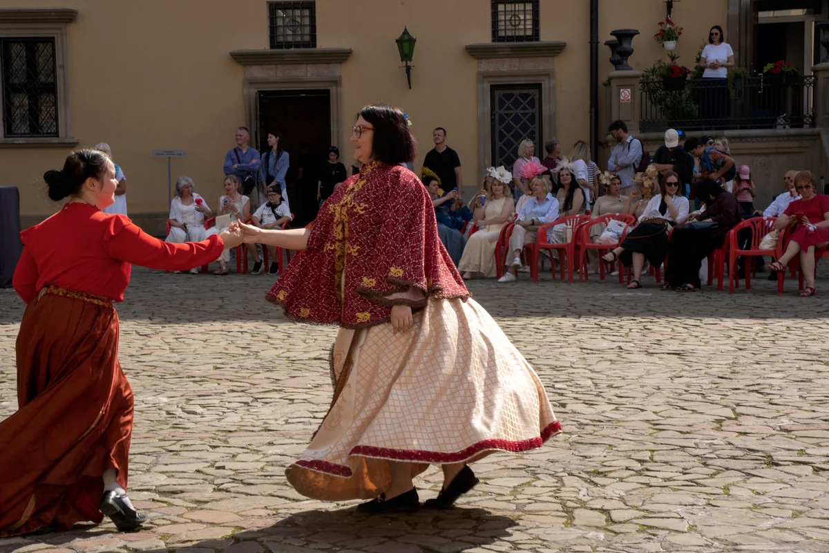 Несвижский замок расцвел: Фестиваль «Кветкі Нясвіжа» собрал тысячи гостей