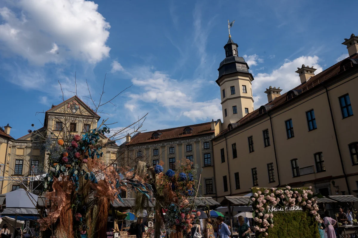 Несвижский замок расцвел: Фестиваль «Кветкі Нясвіжа» собрал тысячи гостей