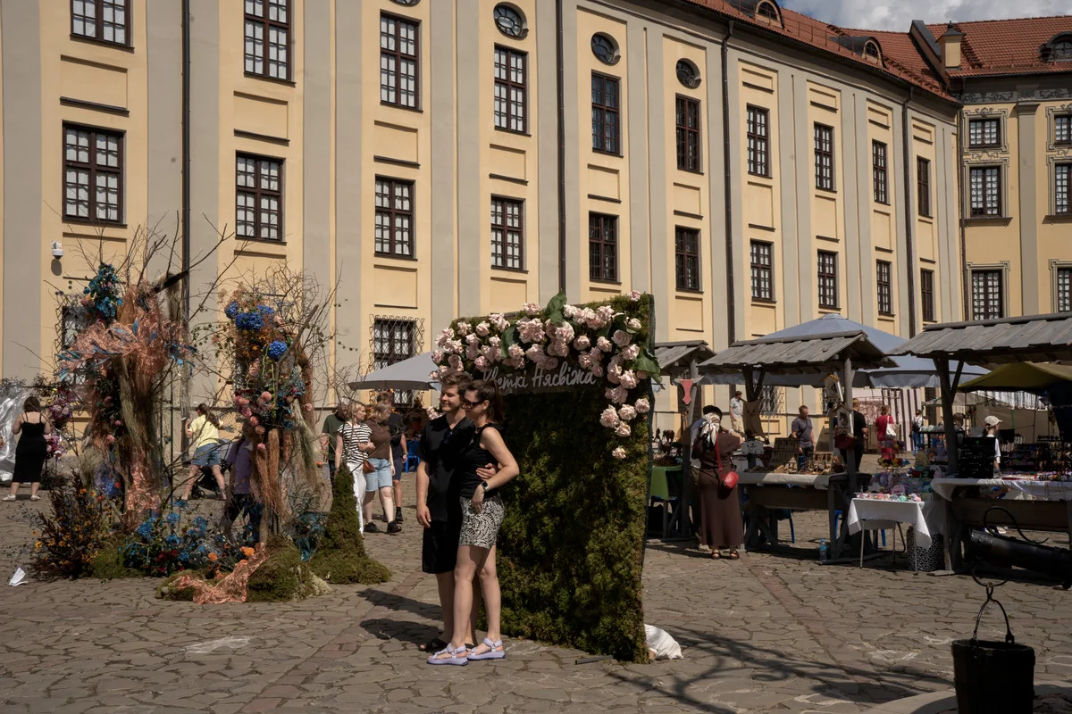 Несвижский замок расцвел: Фестиваль «Кветкі Нясвіжа» собрал тысячи гостей