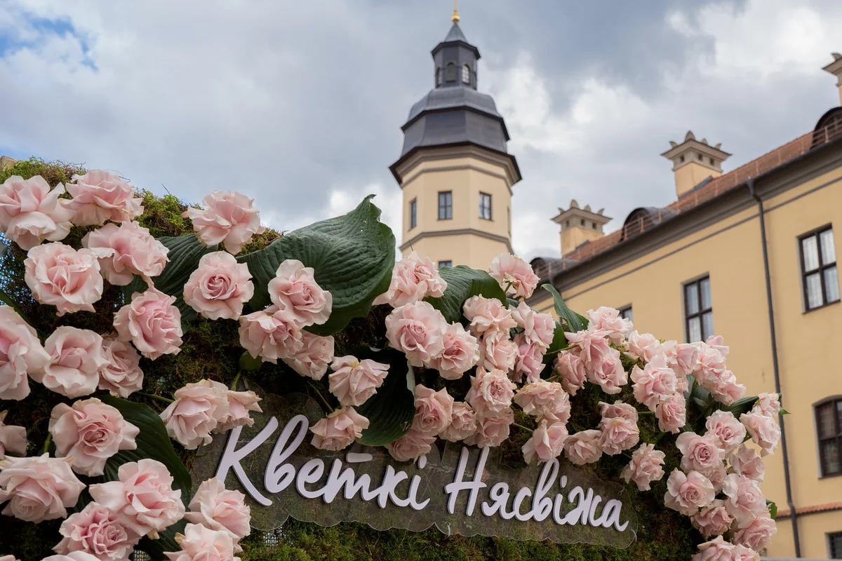 Несвижский замок расцвел: Фестиваль «Кветкі Нясвіжа» собрал тысячи гостей